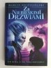 ZA NIEBIESKIMI DRZWIAMI - Marcin Szczygielski